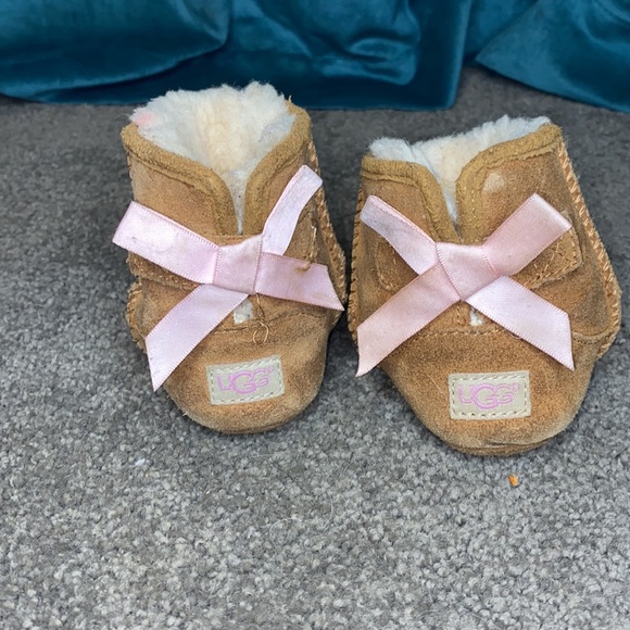 Ugg Bailey Bow Infant size 4/5 - Picture 2 of 8